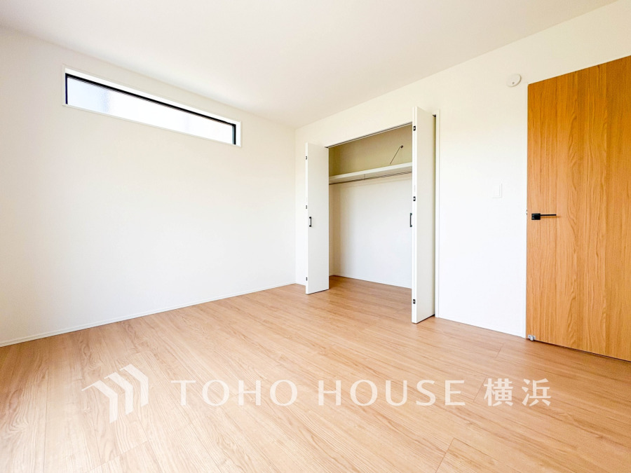穏やかな風と陽光を導き、プライバシーに配慮された設計プランを採用し、居住性を一段と心地よいものにしています。明るく開放的な空間を演出しております。