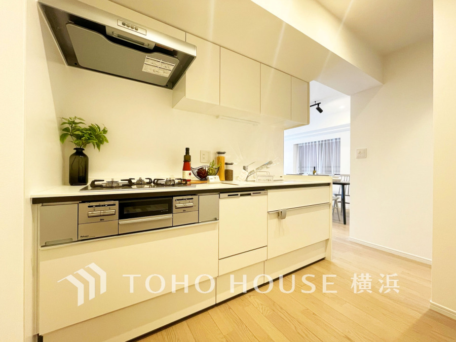 作業に集中しやすい独立型のキッチン。新規交換されたシステムキッチンの清潔感あふれる空間です。
