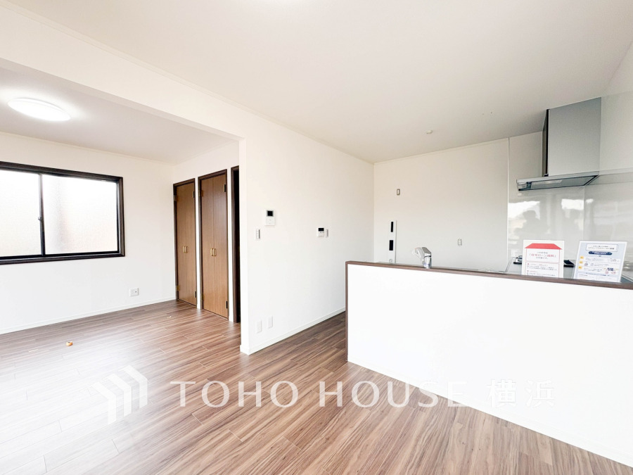 家族みんなが爽やかに健やかに過ごせるように、溢れる光をたっぷり取り込んだリビングダイニング。集いの場、憩いの場としての快適性を求めたやすらぎの空間です。