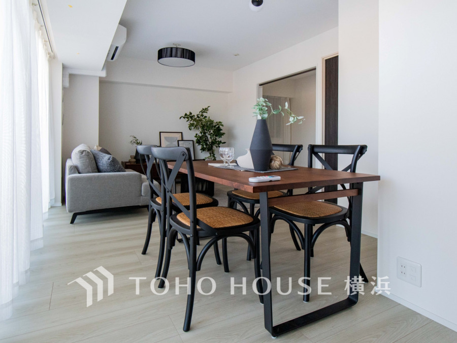 光と風があふれる開放的なリビングダイニングには自然と家族みんなが集まってきます。明るく穏やかな空気の中で飲んだり、食べたり、笑ったり。