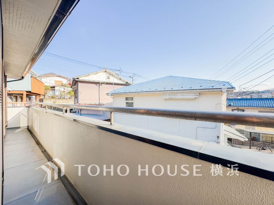陽当たり良好で広々としたバルコニー。周辺の住宅街を見渡せる開放感あふれる空間です。