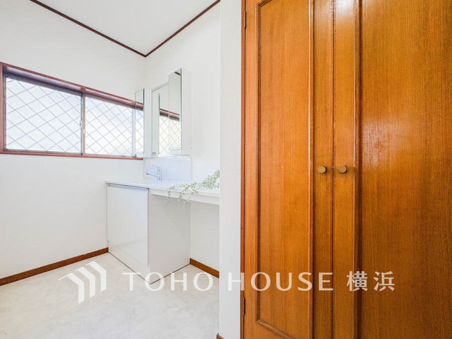 新規交換された洗面化粧台は美しく使いやすい機能が備えられています。