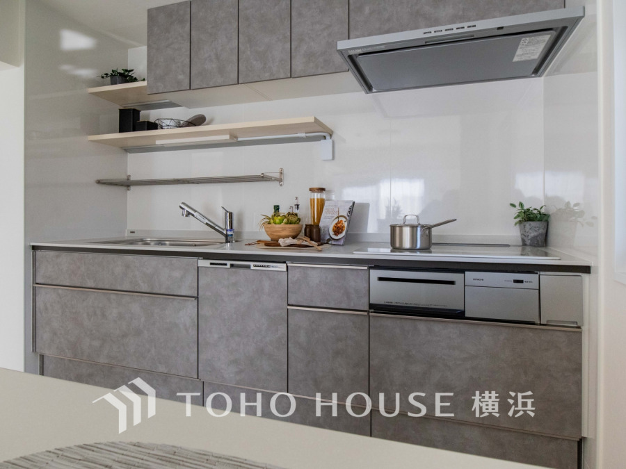スタイリッシュで機能的なグレー調キッチン。収納豊富で調理スペースも広く、快適な料理時間をサポートします。