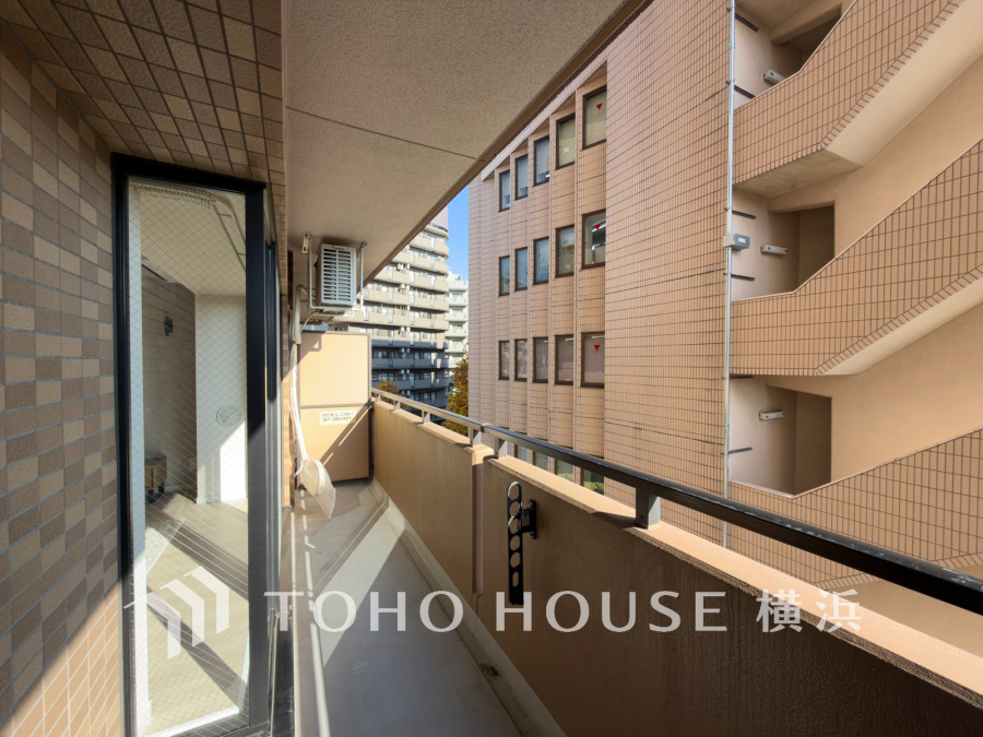 陽当たり良好で洗濯物も乾きやすい、ゆったりとした幅のあるバルコニーです。