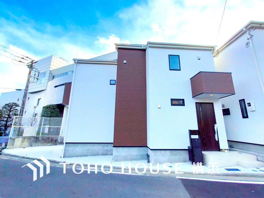 モダンなデザインが魅力の新築戸建て。明るく落ち着いた外観が街並みに調和します。駐車スペースも確保。