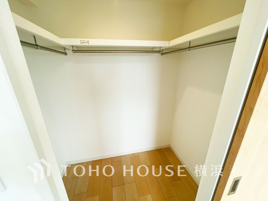 ウォークインクローゼット（＝WIC）は家族みんなの衣類が収納できるよう広めに設計。見やすく取り出しやすい、機能的で使い勝手のよい収納スペースです。