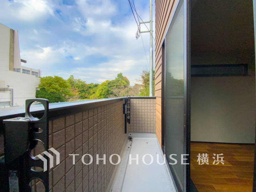 気持ちのいい空が見渡せる広いバルコニー。爽やかな風を感じて、心躍る素敵な暮らしがはじまります。