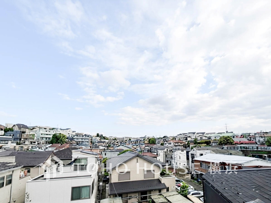 手を伸ばせば、ふれることが出来そうな環境が、そのままインテリアになったような印象です。その豊かな眺望にふさわしい空間には、通風・採光にも優れ、心地よい光と風があふれています。