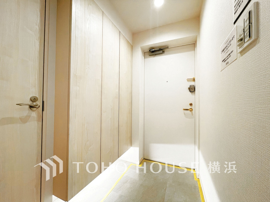 収納力のあるトールサイズのシューズボックスを設置した玄関スペース。
