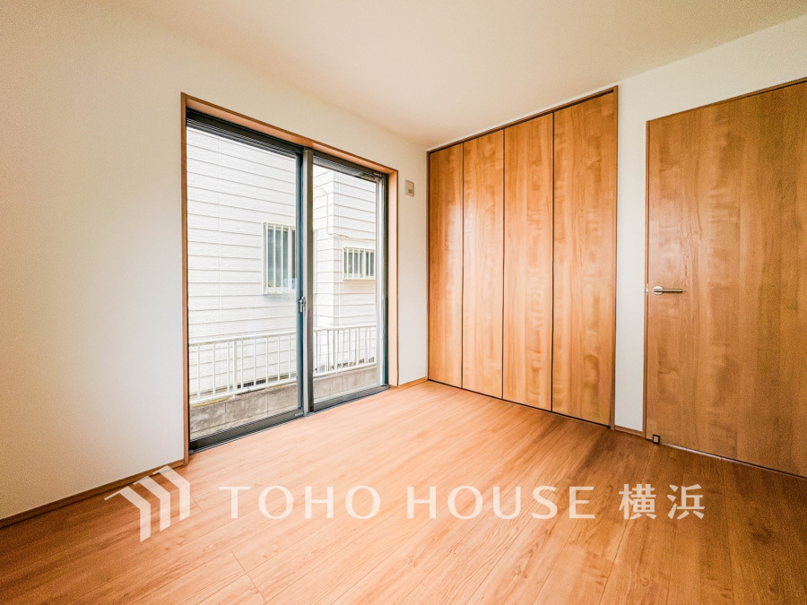 穏やかな風と陽光を導き、プライバシーに配慮された設計プランを採用し、居住性を一段と心地よいものにしています。明るく開放的な空間を演出しております。