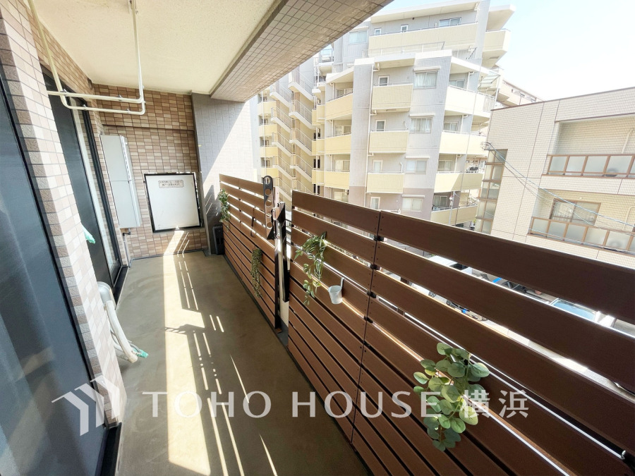 たっぷりの陽光が差し込む南向きのバルコニー。周辺には陽射しを遮る高い建物がなく、太陽の恵みを存分に享受できます。爽やかな風と暖かな陽射しが紡ぐハーモニーが日々の暮らしのBGMに。