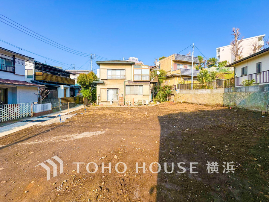 閑静な住宅街の陽当りに恵まれた土地。たくさんの想いが美しいカタチに彩られた時、そこにはひと時のくつろぎが生まれ、ゆっくりと愛着が育まれていきます。