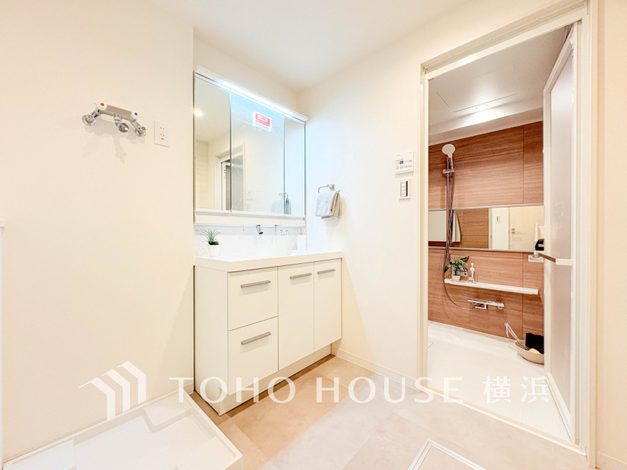 新規交換された洗面化粧台は美しく使いやすい機能が備えられています。