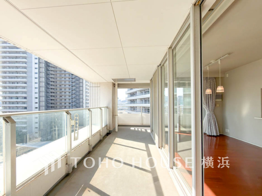 暮らしの中で光と風を演出してくれるバルコニー、見事なまでの開放的な空間を演出しながら、プライベート性も確保された空間は我が家の自慢。