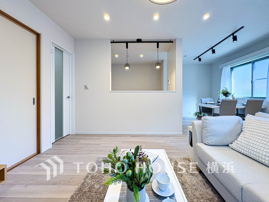 光と風が溢れる開放的なリビングダイニングには自然と家族みんなが集まってきます。明るく穏やかな空気の中で飲んだり、食べたり、笑ったり。