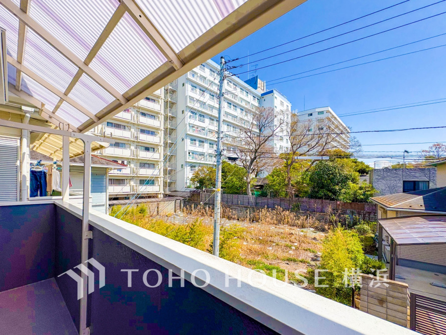 暮らしの中で光と風を演出してくれるバルコニー、見事なまでの開放的な空間を演出しながら、プライベート性も確保された空間は我が家の自慢です。