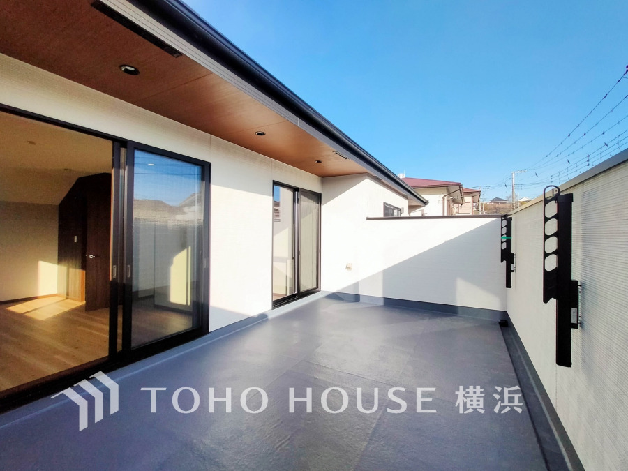 大空を感じてのびやかな時間を愉しめる、開放感溢れるファミリーバルコニー。お天気の良い日には、アウトドアリビングとしてお使い頂くのも素敵です。