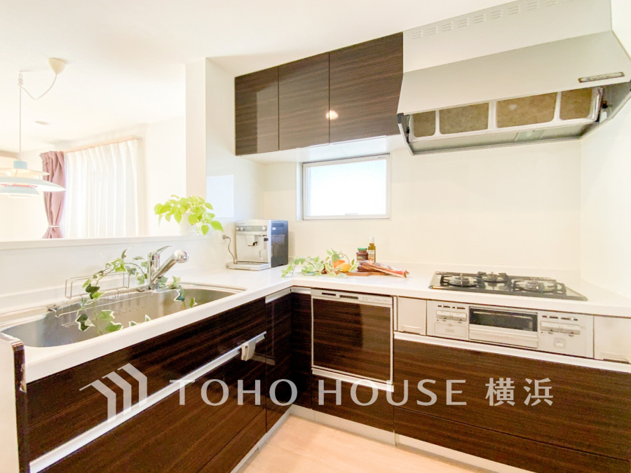 光が差し込むL字型キッチン。収納豊富で使いやすく、家事がはかどる快適な空間です。