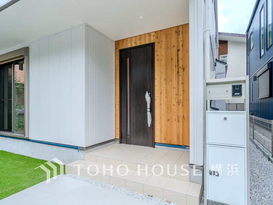 上質感漂う玄関へのアプローチ。居住者の帰り、訪れる方を優しく迎える・安らぎに満ちた生活空間を予感させる。健やかな暮らしを楽しめそう。