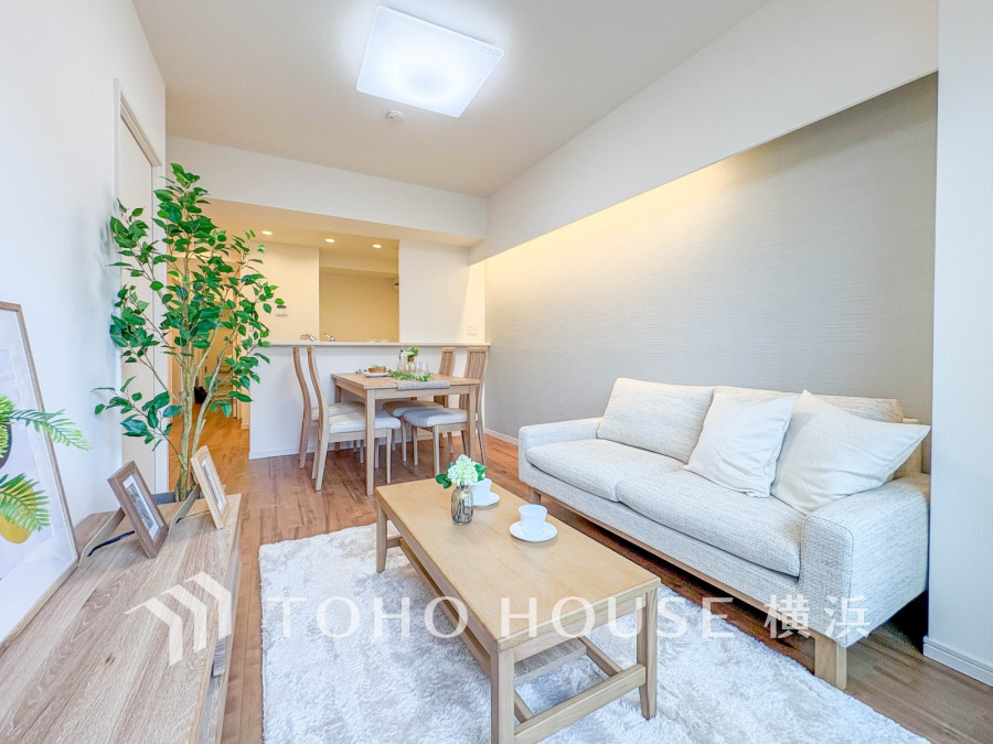 柔らかな色合いのフローリングと清潔感の溢れるクロスが明るい空間を創り出しているリビングダイニング。憩いの場に相応しく、ここで楽しむ家族の時間が絆をより深めてくれそうです。