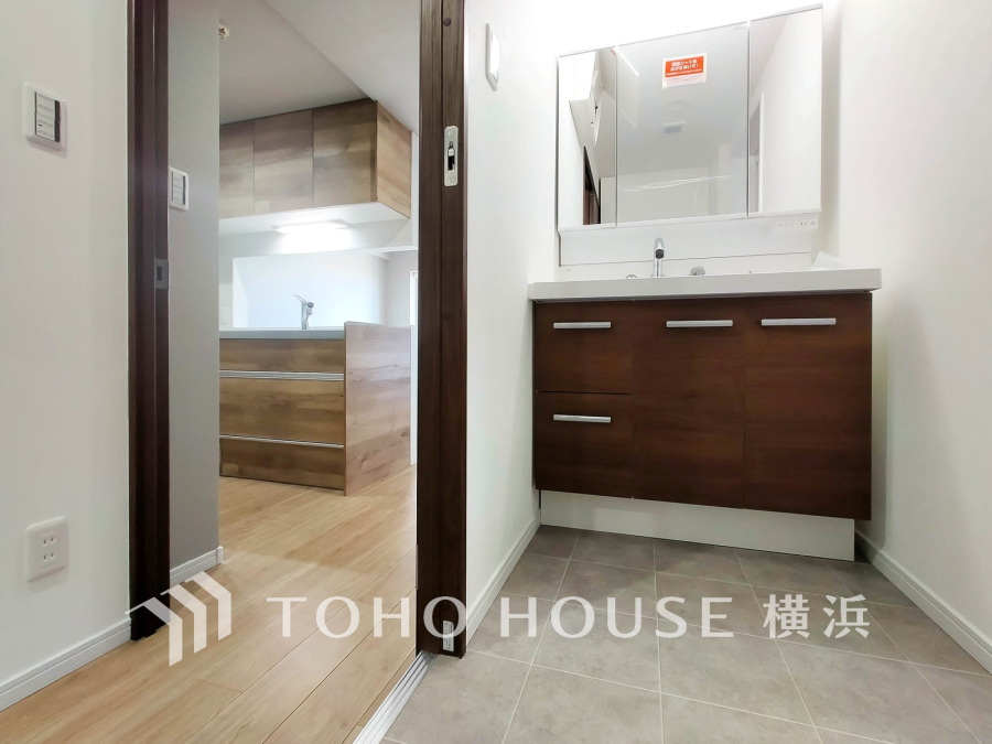 新規交換された洗面化粧台は美しく使いやすい機能が備えられています。