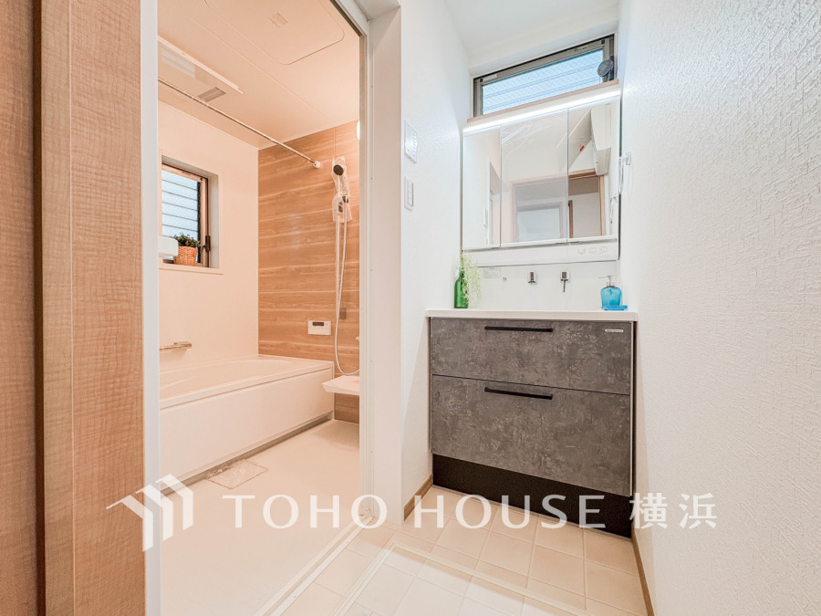 ご家族の1日が始まり、1日の終わりを締めくくる洗面空間。快適に過ごせることはもちろん、気品や優雅さを兼ね備えたパウダールームです。