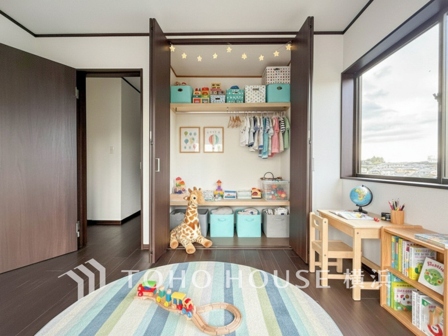 穏やかな寛ぎを届ける上質仕様のゆとりあるお部屋。自分時間を充実させながら心豊かにできるプライベート空間。（家具はAI加工です）