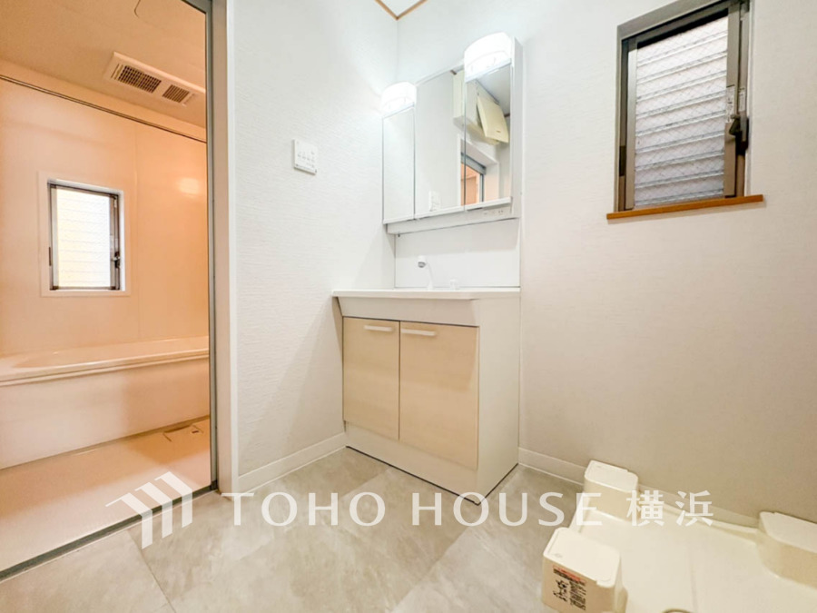 洗面台には三面鏡を採用。身だしなみを整えやすい事はもちろんですが、鏡の後ろに収納スペースを設ける事により、散らかりやすい洗面スペースをすっきりさせる事が出来るのも嬉しいですね。