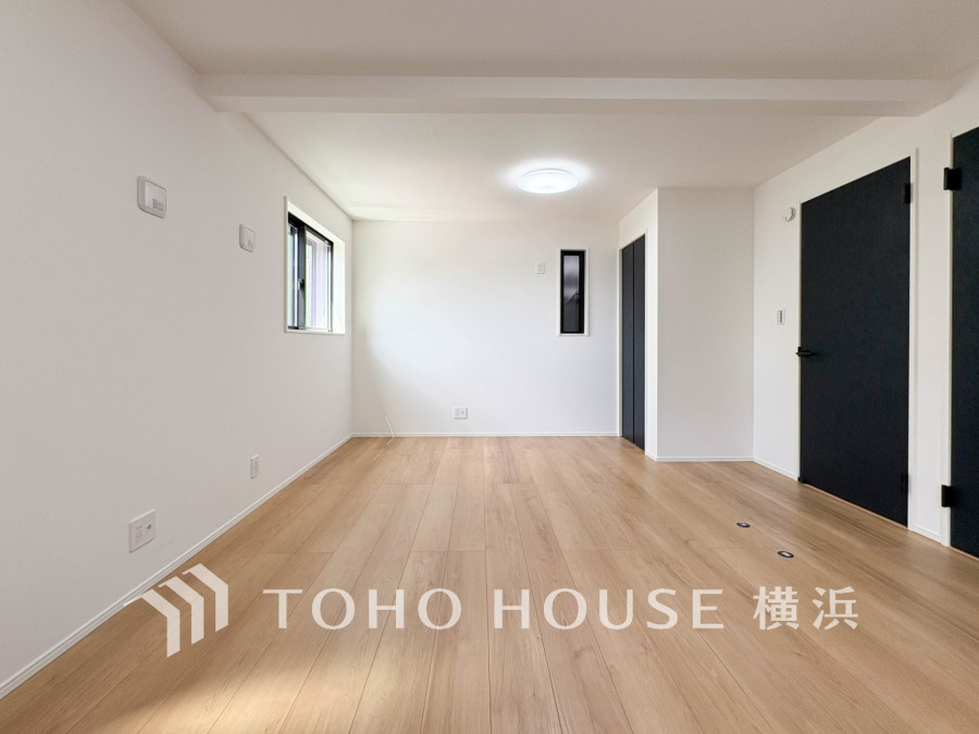 2階の洋室は、扉も収納も2つ設置されており、将来的に仕切って2部屋としてご使用頂ける未来志向の間取り。お子様の成長や多様なライフスタイルに対応できる永く快適なお住まいに仕上げております。