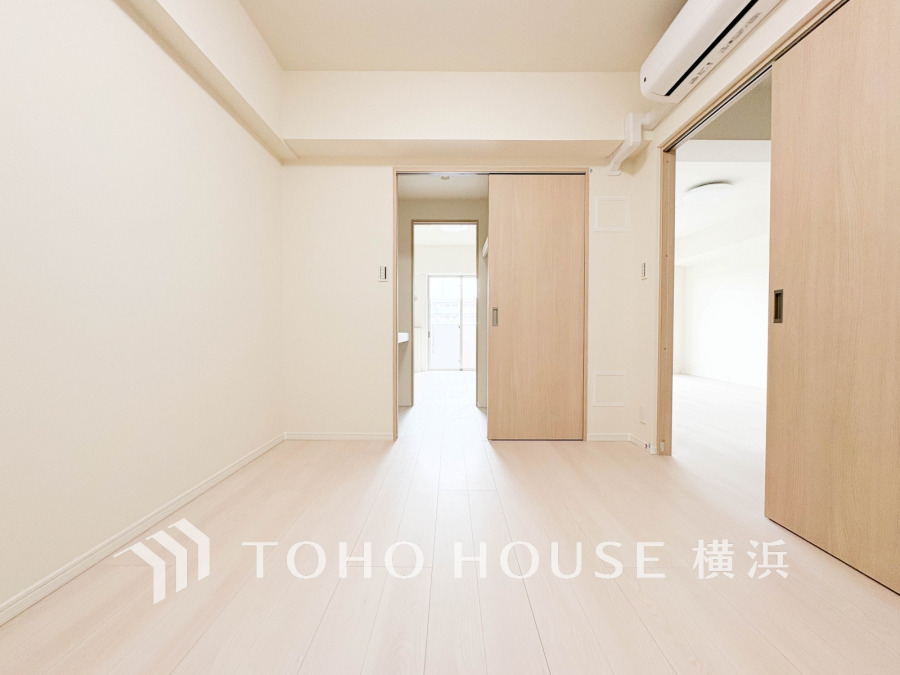シンプルな内装と明るい空間で、自分らしい空間づくりを思い切り楽しめそうです。穏やかな陽射しが、ゆったりとした寛ぎの時間を包みます。
