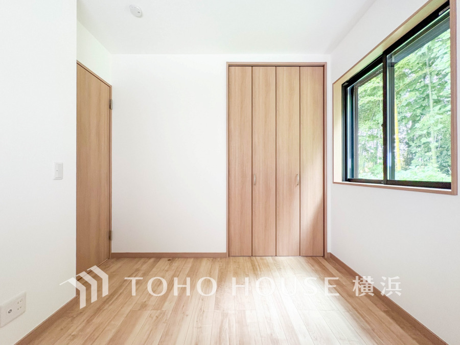 大きな窓からたっぷりと陽光が注がれる明るい空間。家族の成長に対応できる永住仕様の間取り。時を忘れて過ごす場所として過ごせるお部屋。