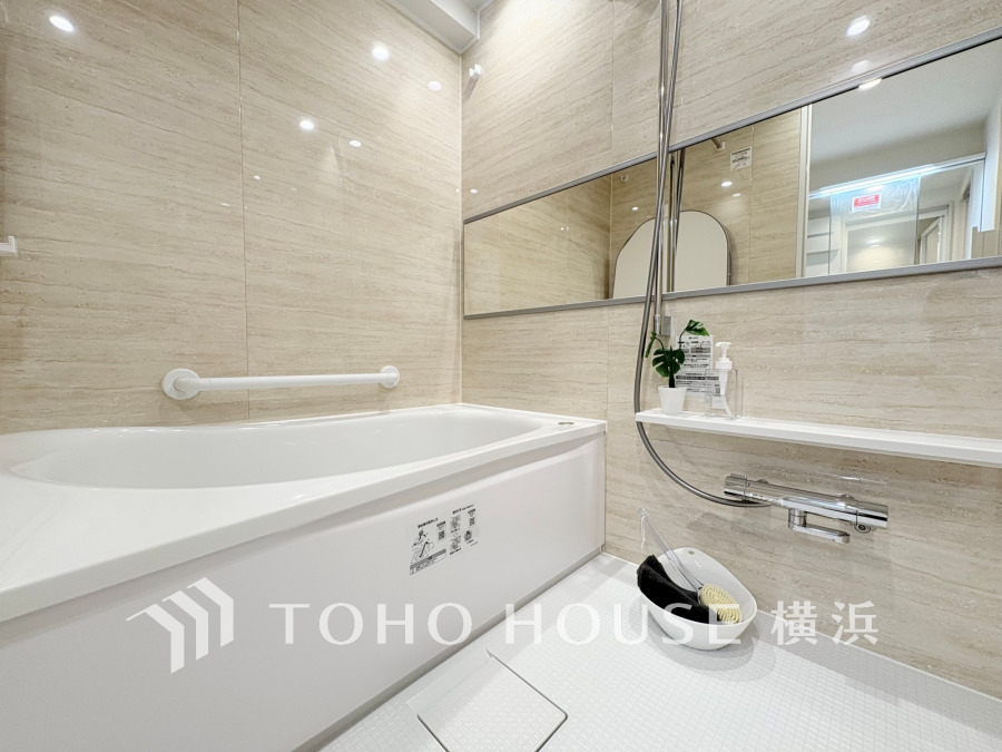 快適な使い心地とゆとりある空間が1日の疲れを解きほぐすバスルーム。空間も浴槽もゆったりのびのび使えるゆとり設計。広く感じるゆとり設計で快適なリラックスタイムを過ごせます。