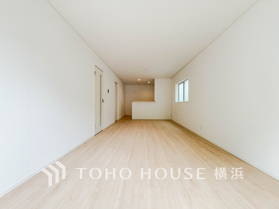 広々としたリビングダイニングは、シックでモダンな内装。落ち着いた雰囲気に包まれて、伸びやかな空間の中で、ゆったりと家族団らんのひとときを過ごせます。