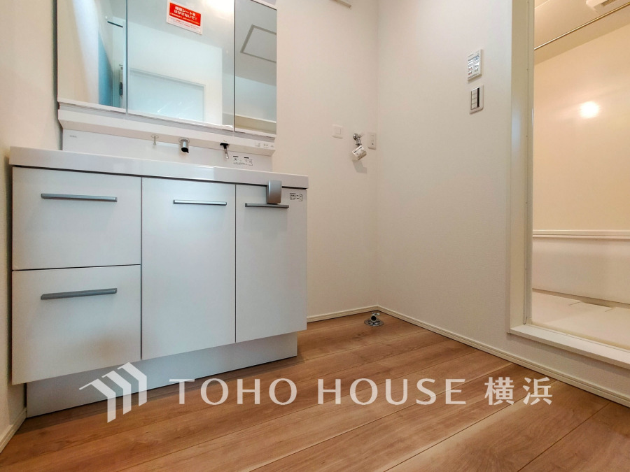 使いやすい機能が備えられた清潔感溢れる洗面空間。収納も充実しています。
