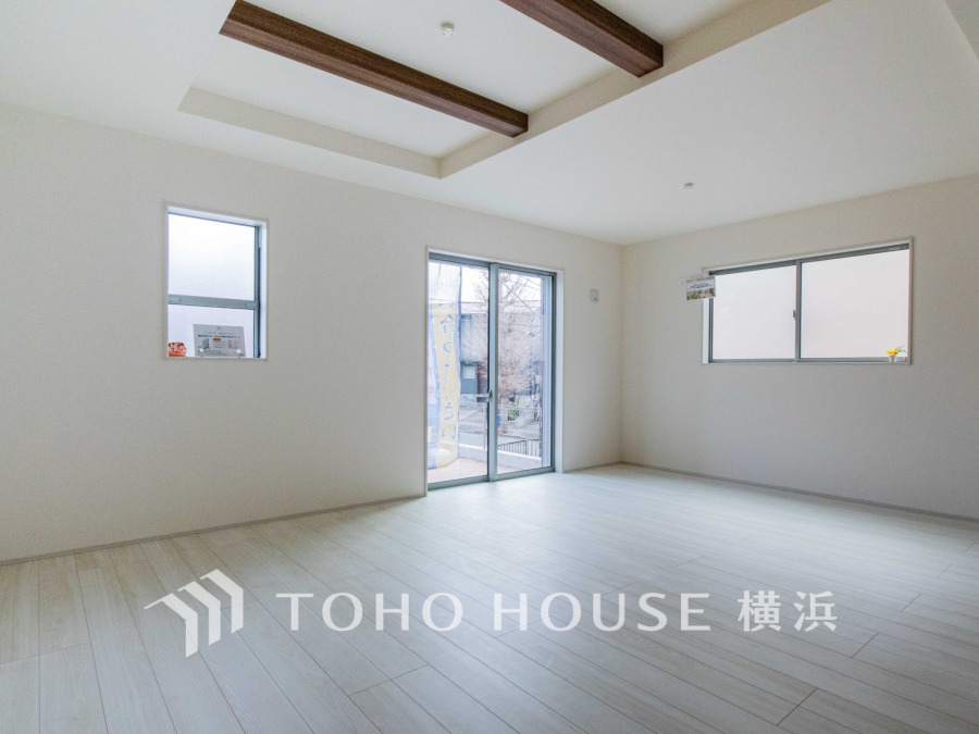 ここにはみんなが集い、食事と楽しい会話が始まる。話に夢中になりすぎて、ついつい時を忘れてしまう。そんな束の間の幸せを感じさせてくれる場所。