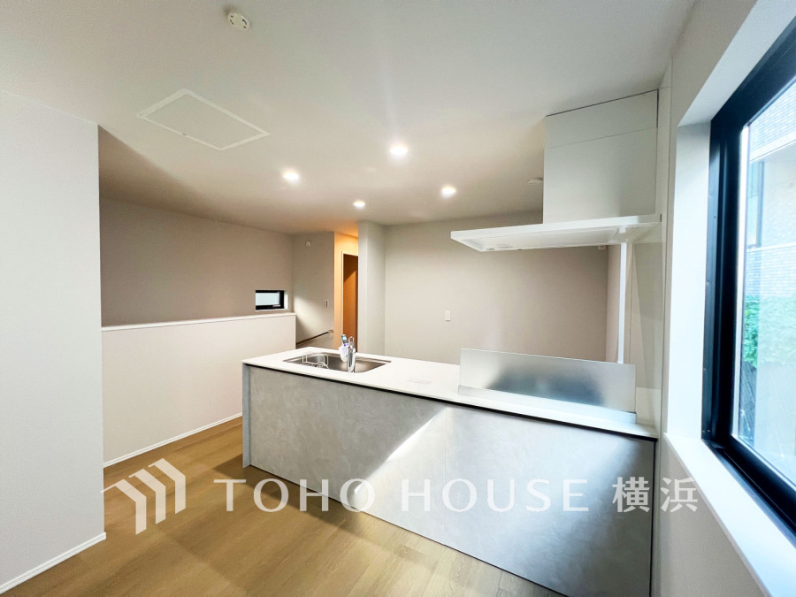 機能性とデザイン性を兼ね備えたシステムキッチン。リビングとの一体感も考慮され、美しい空間が実現。
