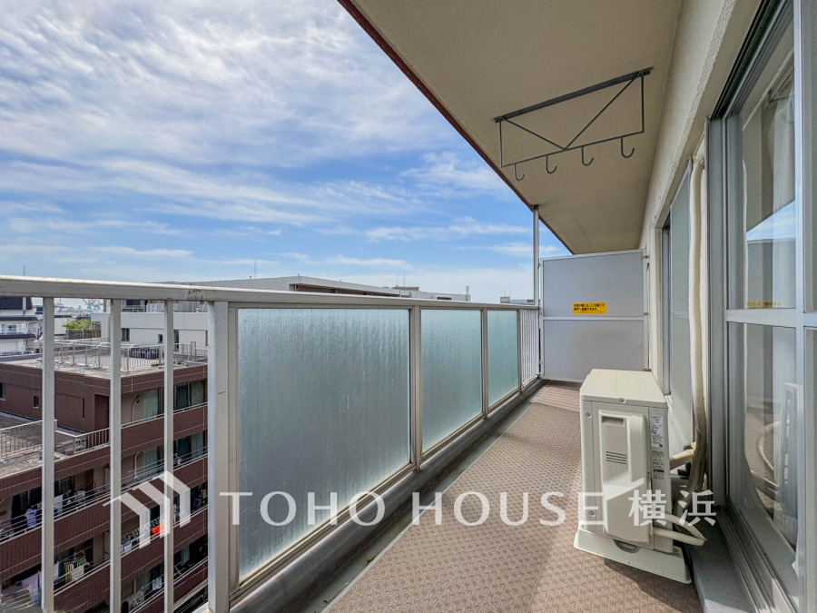 南東向きで陽当たり良好で、開放感のあるバルコニーです。