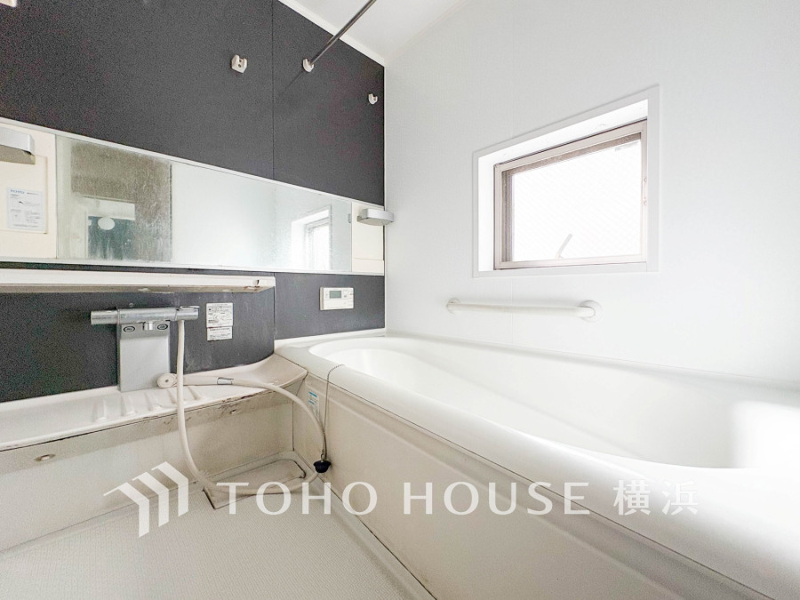 【2025年10月撮影】1日の疲れを癒すバスルームは、心地よいリラックスを叶える清潔感溢れる美しい空間です。心からゆったりと寛いでいただけるよう、ゆとりのスペースを確保してます。