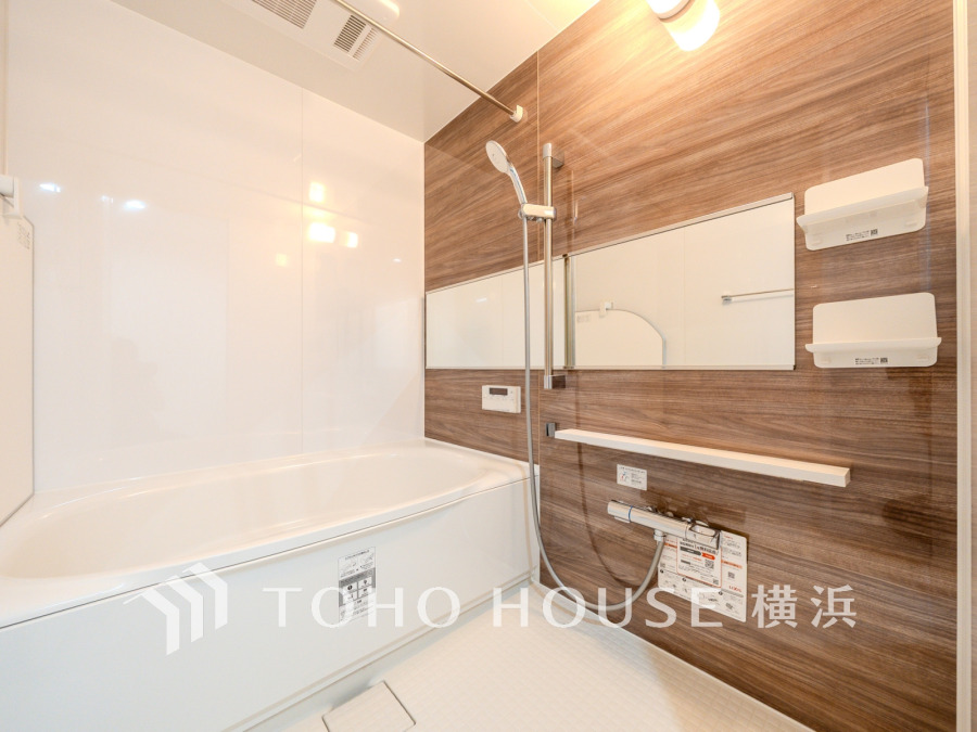 心地よいリラックスを叶える清潔感溢れる美しい空間。快適で機能的なバスルームです。
