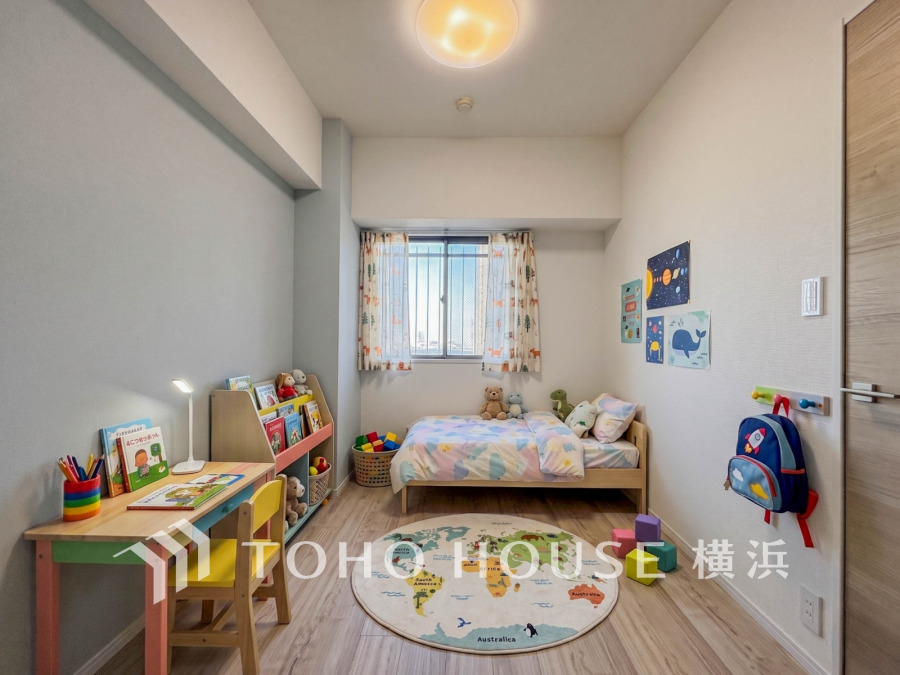 明るく清潔感のある子供部屋。収納や学習スペースが充実し、お子様の成長を支える快適な空間です。※生成AIによるイメージです。家具・小物は販売価格に含まれません。