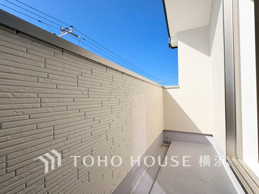 陽当たり良好なバルコニーは洗濯物干しやリラックススペースに最適なプライベート空間です。