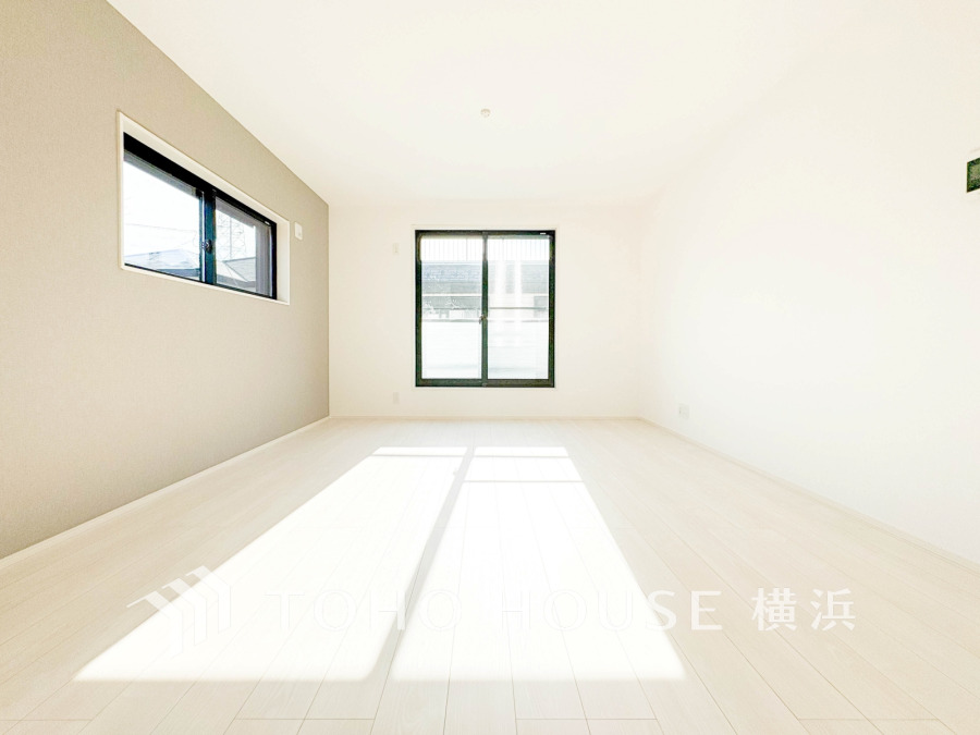 南向きの窓からたっぷりの陽光が差し込む、明るく開放的な洋室です。シンプルな内装で使いやすい空間。