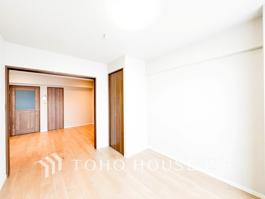 LDKに隣接した5.4帖の洋室。引き戸を開け放してLDKと一体化利用も可能です。
