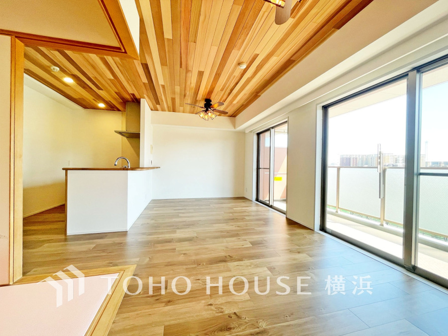 和やかで洗練された空間の演出。寛ぎとコミュニケーションを育む居心地のよい場所。やわらかな陽射しが降り注ぎ、室内に開放感と爽快感をもたらします。