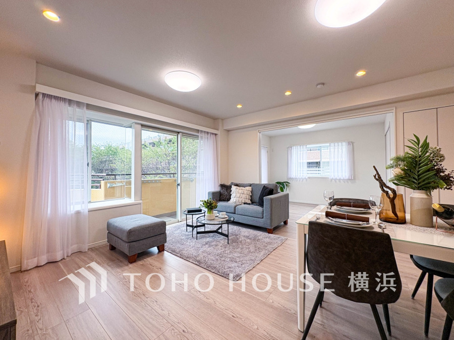 明るく開放的な空間が広がるLDK。室内には豊かな陽光が注ぎ込み、爽やかな住空間を演出。ホームパーティーでもゲストと一緒に料理を楽しみながら楽しい時間を過ごせそう。