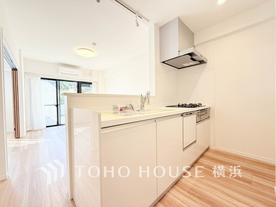 新規交換された清潔感溢れるシステムキッチン。リビングが見渡せるスタイリッシュな対面式キッチンです。
