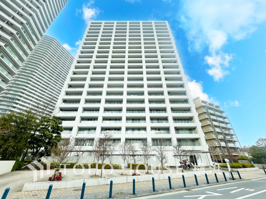 ふりそそぐ陽射しと開放的な空間形成。青空を背景に更なる美しさを醸す佇まい。暖かな陽光と爽やかな風がハーモニーを奏でる上質な空間を愉しむ暮らしがここにある。