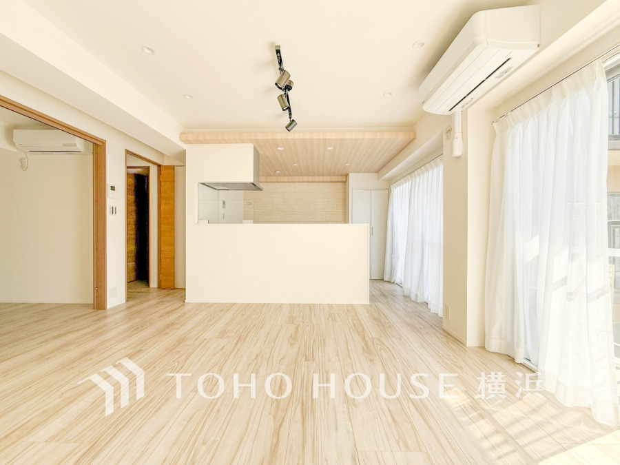 やわらかな陽射しがふりそそぎ、室内に開放感と爽快感をもたらします。