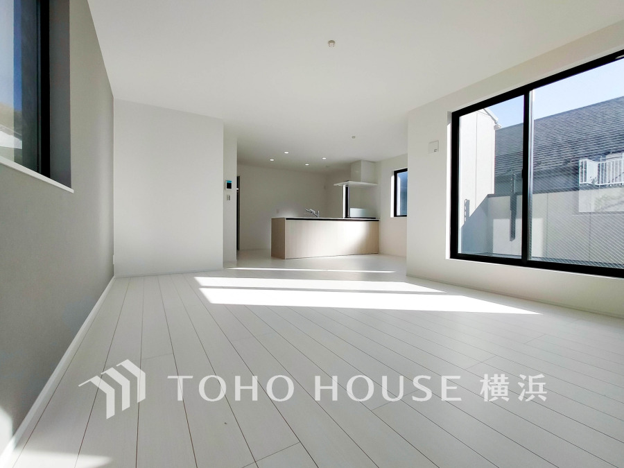 太陽の恵みを受けた明るい空間。吹きぬける風を感じながら爽やかで風通しの良い暮らしが叶います。
