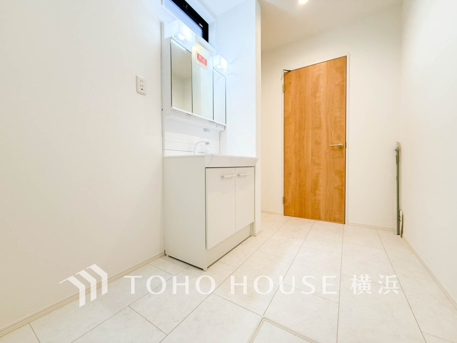 清潔感あふれる白を基調とした洗面スペース。収納力のある洗面台で毎日の身支度も快適に。